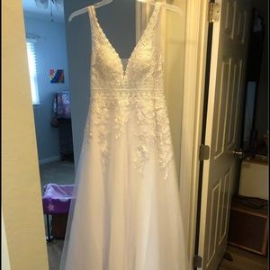 JJHouse Wedding Dress *Never been worn*